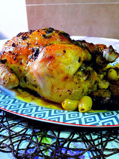 Una foto de Pollo asado al horno, relleno de limón encurtido y patatas