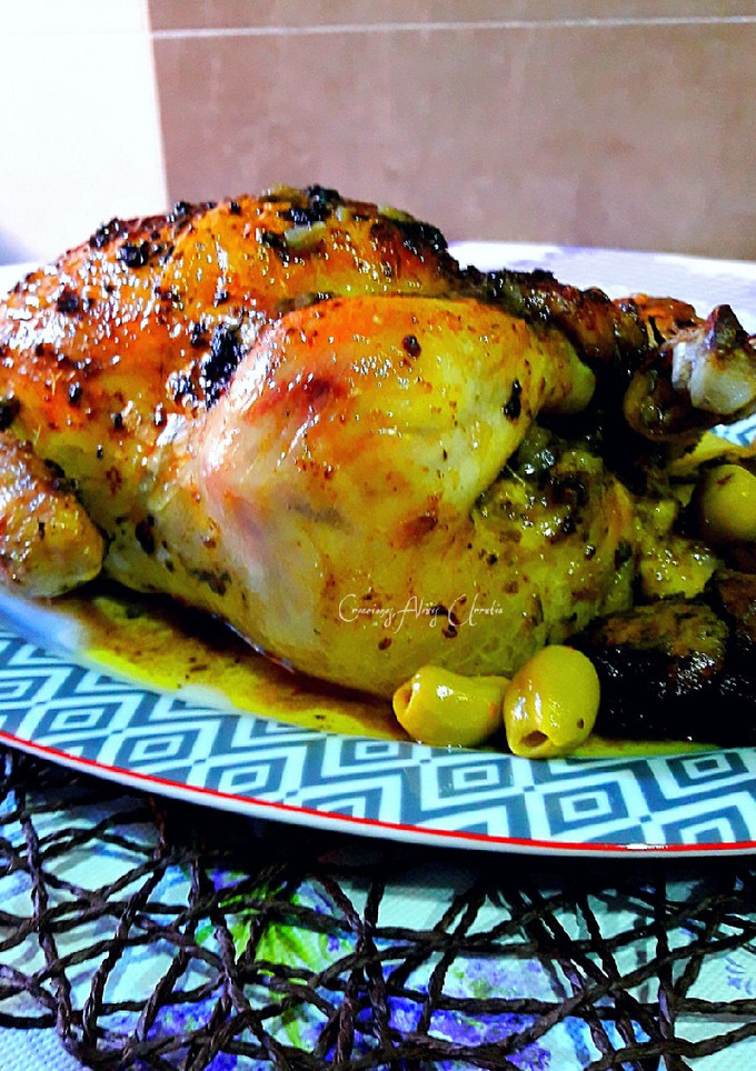 Una foto de Pollo asado al horno, relleno de limón encurtido y patatas