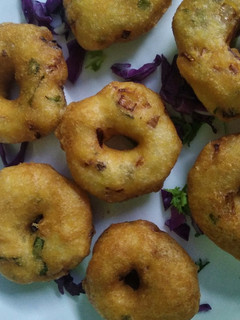 மெது மெது உழுந்து வடை (Ulunthu vadai recipe in tamil) செய்முறை முக்கிய புகைப்படம்