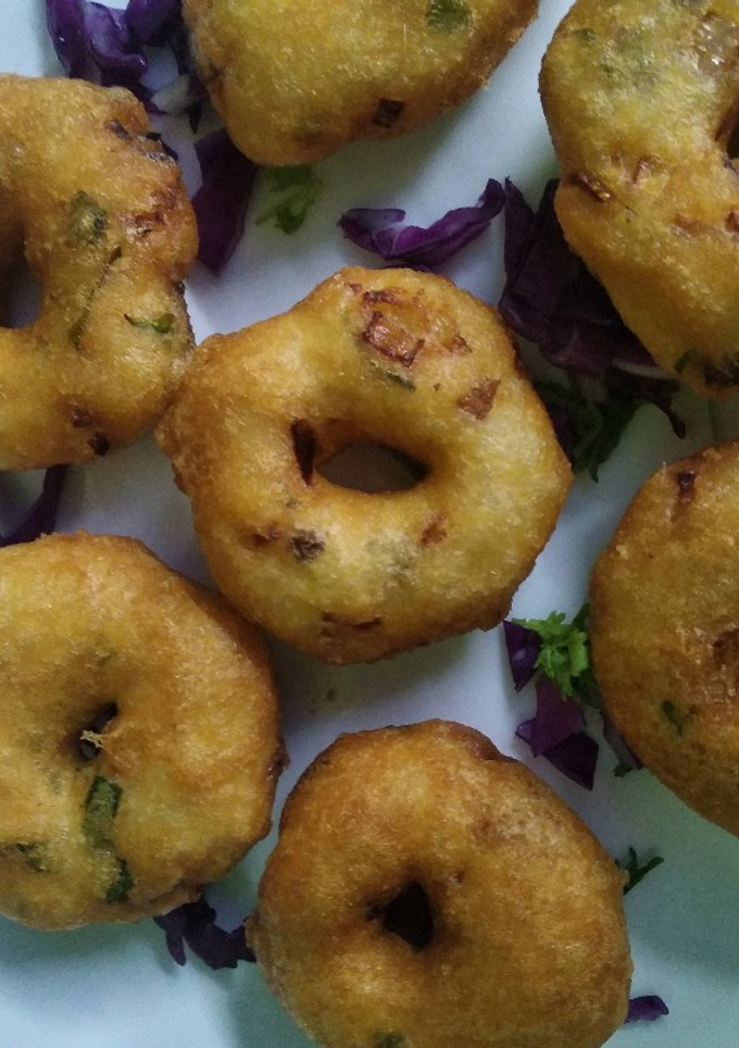 மெது மெது உழுந்து வடை (Ulunthu vadai recipe in tamil) செய்முறை முக்கிய புகைப்படம்