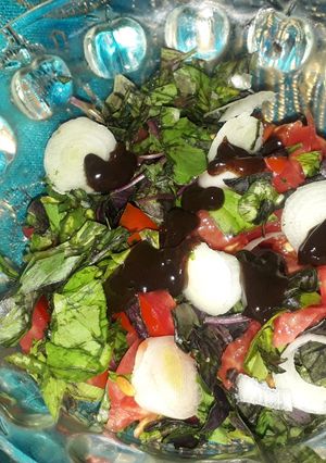 عکسی از دستور سالاد گوجه با سس انار