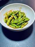Edamame picante tostado con salsa kimchee