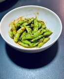 Edamame picante tostado con salsa kimchee