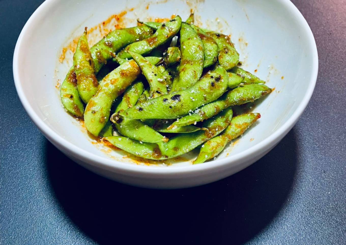 Edamame picante tostado con salsa kimchee