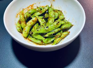 Una foto de Edamame picante tostado con salsa kimchee