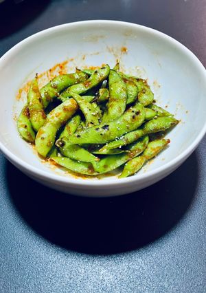 Una foto de Edamame picante tostado con salsa kimchee