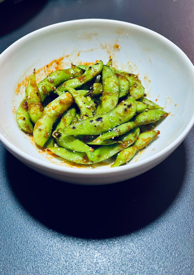 Una foto de Edamame picante tostado con salsa kimchee