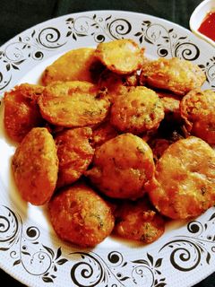 बटाटा भजी (batata bhaji recipe in marathi) रेसिपी चे मुख्य फोटो
