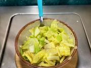 Una foto de vinagretas para ensalada de frutas