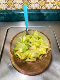 Una foto de *Ensalada de Lechuga Romana con Manzana Verde y Vinagreta Agridulce*
