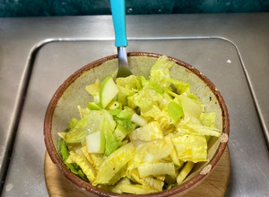 Una foto de *Ensalada de Lechuga Romana con Manzana Verde y Vinagreta Agridulce*