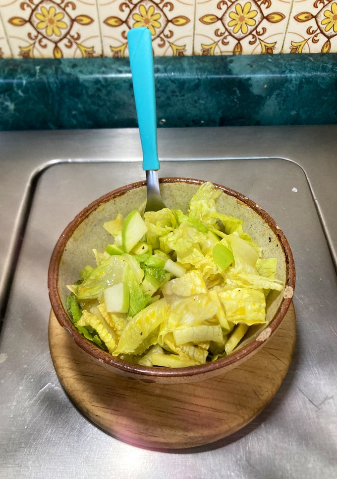 Una foto de *Ensalada de Lechuga Romana con Manzana Verde y Vinagreta Agridulce*