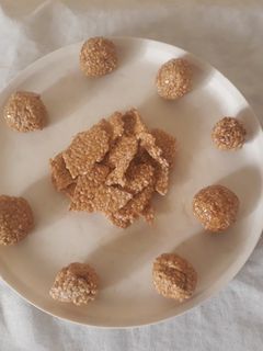 તલ ચીકી (Tal Chikki Recipe in Gujarati) રેસીપી મુખ્ય ફોટો