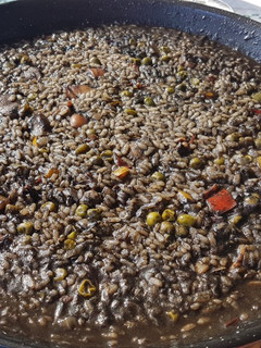 Una foto de Arroz negro con calamar y rape