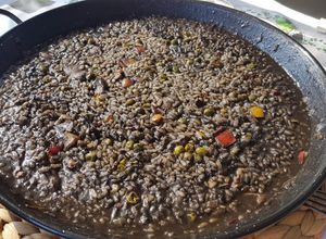 Una foto de Arroz negro con calamar y rape