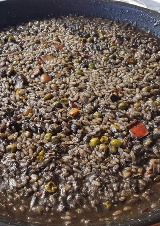Una foto de Arroz negro con calamar y rape