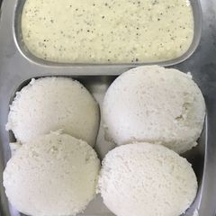 A picture of Mallige Idli.