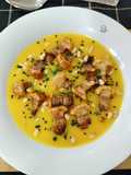 Crema de calabaza con torreznos y piñones