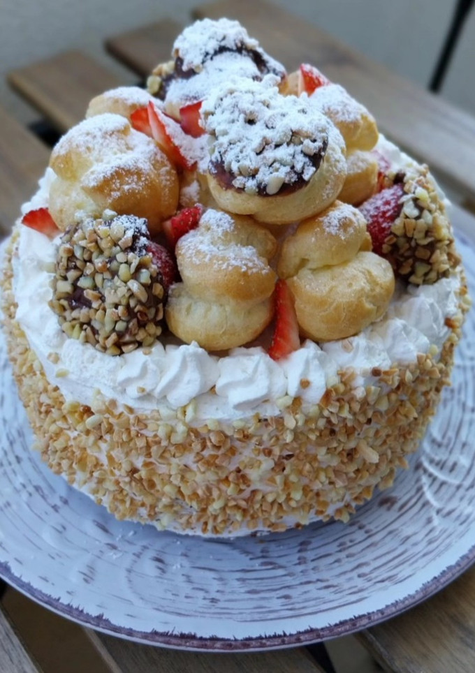 Una foto de Tarta de nata y fresas