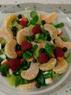 Una foto de Ensalada vegetal con frutas