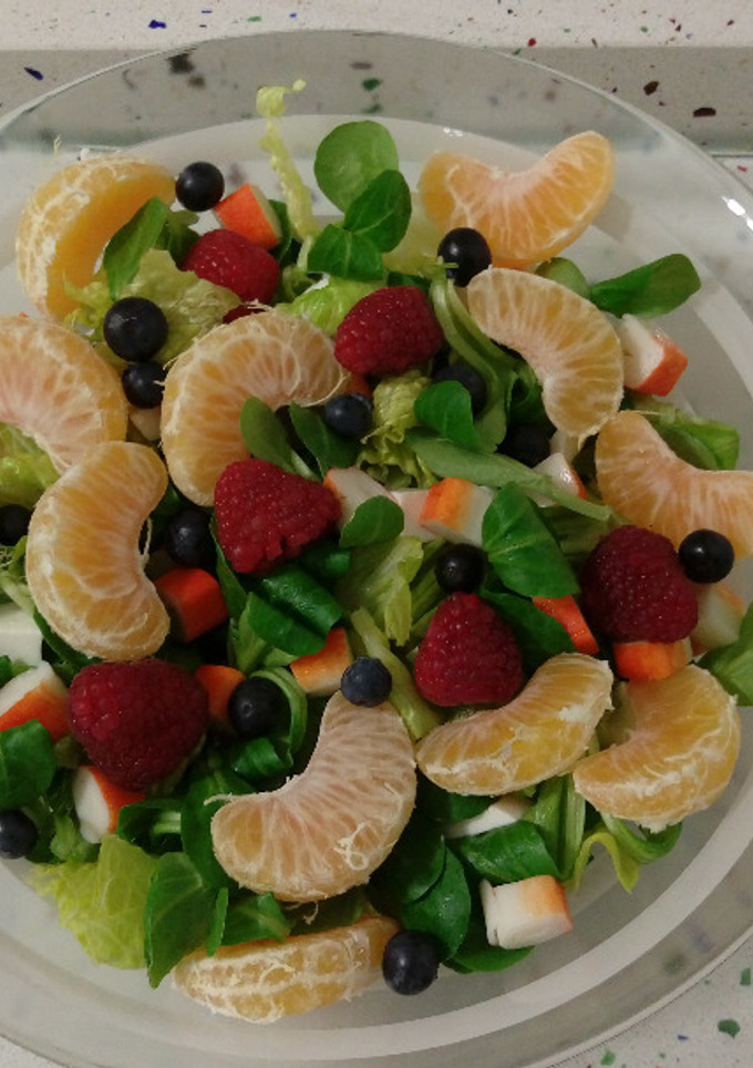 Una foto de Ensalada vegetal con frutas