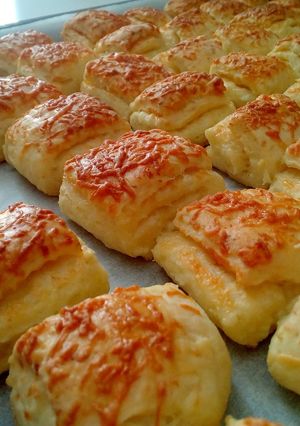 Sajtos-tejfölös-túrós pogácsa recept fotója
