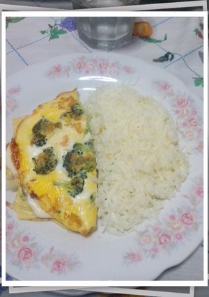 Una foto de Omelette imprimée de brócoli y queso