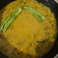 A picture of Moong dhuli or moong chilka dal mix.