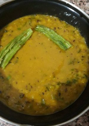 A picture of Moong dhuli or moong chilka dal mix.