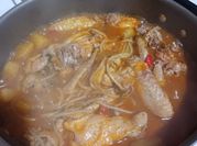 Una foto de fideo con pollo