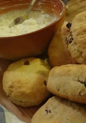 Mazsolás-datolyás zsemle recept citromos túrókrémmel recept fotója