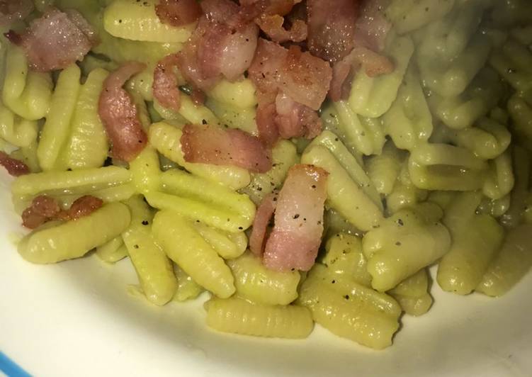 Gnocchetti sardi con crema di piselli e guanciale