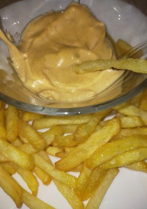 Una foto de Salsa de queso muy parecida a la del burger