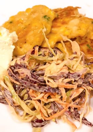 รูปของ Corn and chicken fritters (ข้าวโพดกับอกไก่ทอด) coleslaw and sour cream