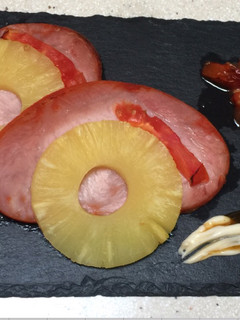 Una foto de Lomo adobado y piña al horno