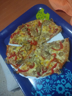 Una foto de Pizza de atún, champiñones y pimiento morrón