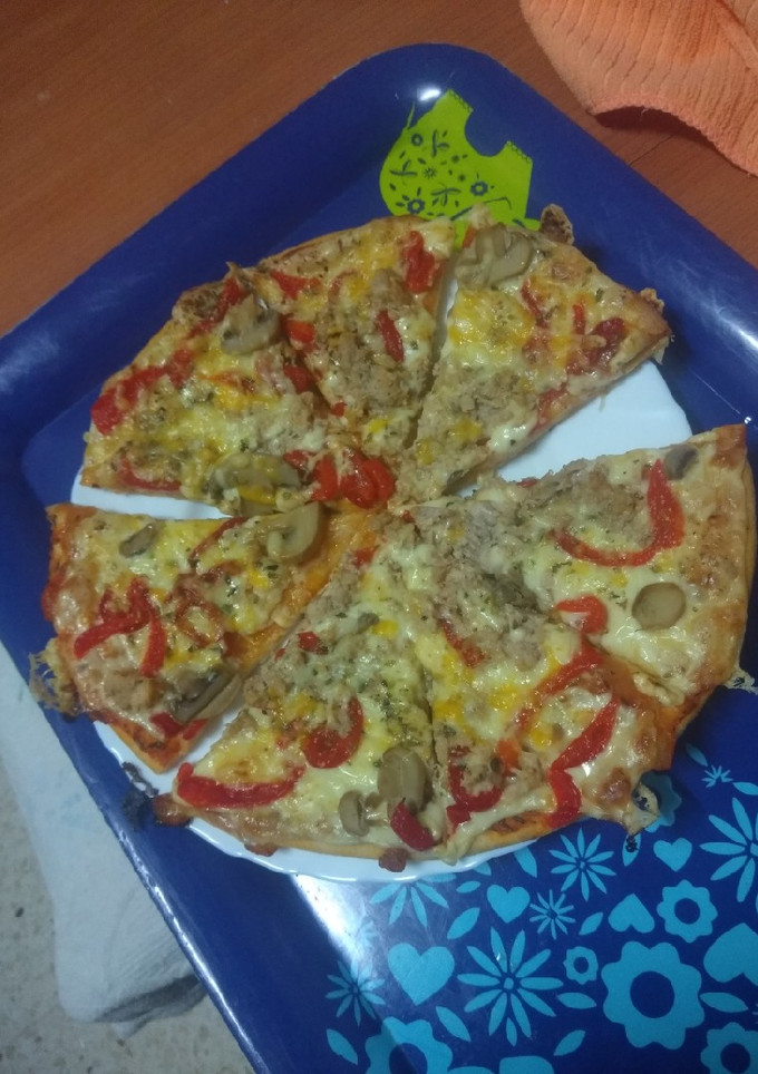 Una foto de Pizza de atún, champiñones y pimiento morrón