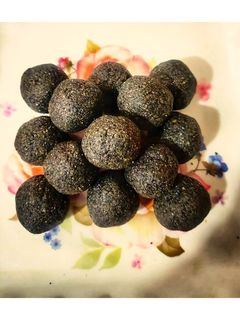 काळ्या तीळाचे लाडू (tilache ladoo recipe in marathi) रेसिपी चे मुख्य फोटो