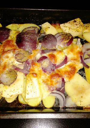 Almás hagymás sült krumpli sajttal - köretnek recept fotója