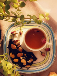 عکسی از دستور شکلات آجیلی