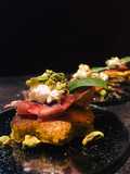 Fiori di blinis al pistacchio e bresaola