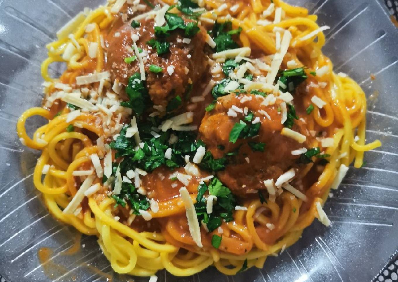 Tallarines con albóndigas