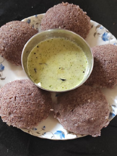 रागी इडली (ragi idli recipe in Hindi) रेसिपी मुख्य फोटो