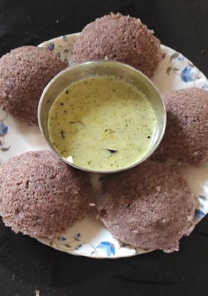 रागी इडली (ragi idli recipe in Hindi) रेसिपी मुख्य फोटो