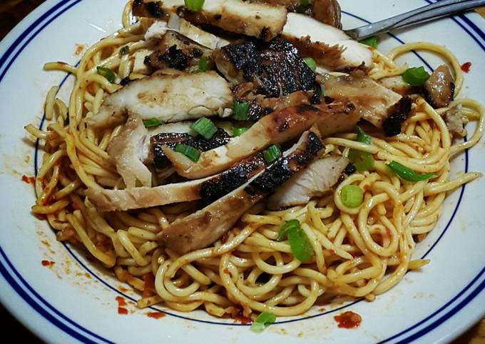 Spicy Garlic Noodle with Grilled Chicken