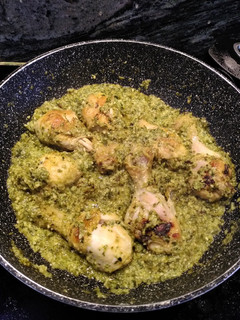 Una foto de Pollo a la almendra, con cebolla y perejil