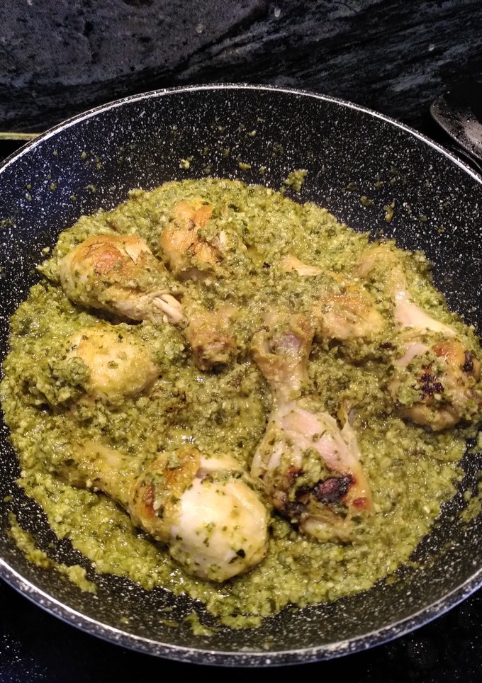 Una foto de Pollo a la almendra, con cebolla y perejil