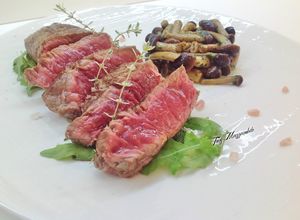 Foto di Tagliata di scottona con olio aromatizzato al tartufo bianco e funghi pioppini