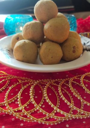 बेसन लाडू (besan ladoo recipe in Hindi) रेसिपी मुख्य फोटो