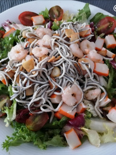 Una foto de Ensalada templada marinera